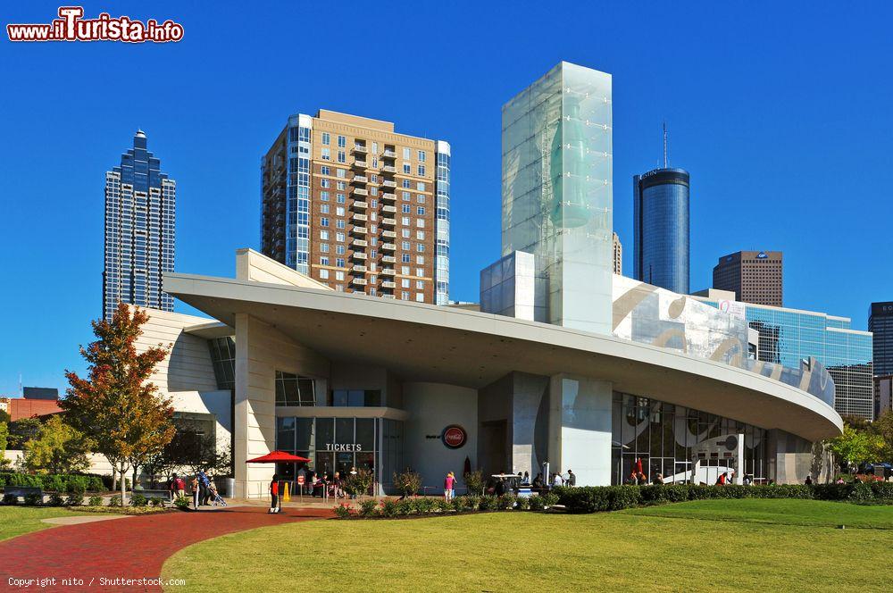 Immagine Il World of Coca-Cola Museum di Atlanta, Georgia, USA. Questo spazio museale accoglie ogni anno un milione di visitatori provenienti da tutto il mondo - © nito / Shutterstock.com