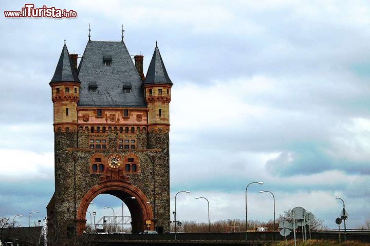 Immagine Worms (Germania): il Nibelungenbrücke che attraversa il fiume Reno, sovrastato dall'impressionante Nibelungenturm che funge da porta d'accesso alla città. Costruito da Karl Hoffmann, questo ponte, il primo edificato sopra il Reno, è stato inaugurato nel 1900. Delle due torri originarie ne è rimasta solo una in seguito alla distruzione del manufatto avvenuta nel 1945 e alla sua ricostruzione datata 1953. Questa bella struttura presenta elementi tipici del neoromanticismo.