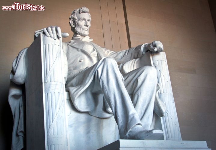 Immagine Abram Lincoln e la sua grande statua che si trova all'interno del memoriale di Washington, USA - © Timothy Michael Morgan / Shutterstock.com