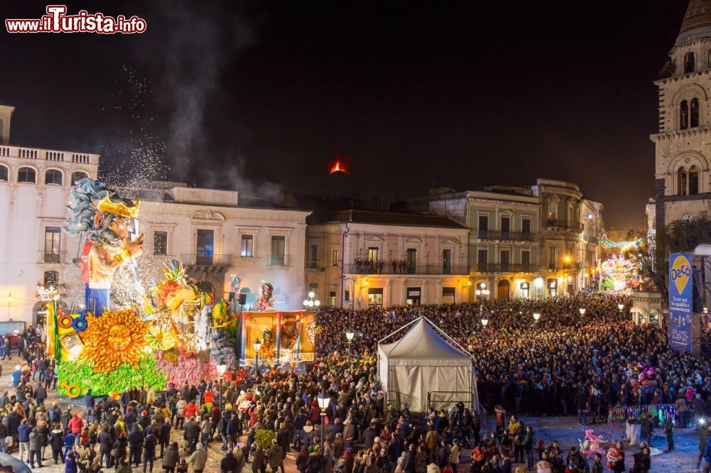 Immagine La sfilata notturna del Carnevale di Acireale, carro allegorico sulla piazza principale - © Enrico Coco