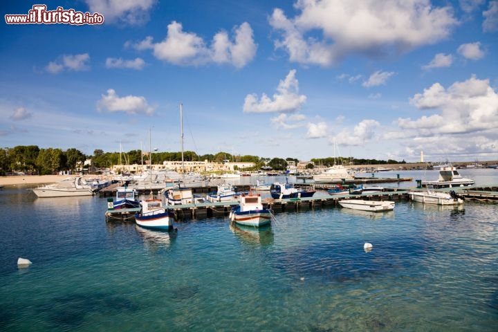 Immagine Barche nella baia di San Vito lo Capo, siamo nella parte nord-occidentale della Sicilia - © imagesef / Shutterstock.com