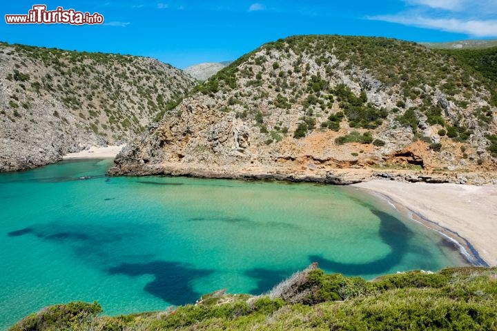Immagine Cala Domestica una delle spiagge più belle di tutta la Sardegna, si trova sulla costa ovest, nel territorio del Comune di Buggerru  - © Elisa Locci / Shutterstock.com