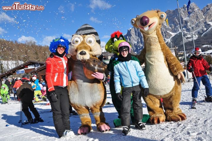 Immagine Carnevale in maschera sulla neve: a Cortina d'Ampezzo i simpatici personaggi del film d'animazione l'Era Glaciale.