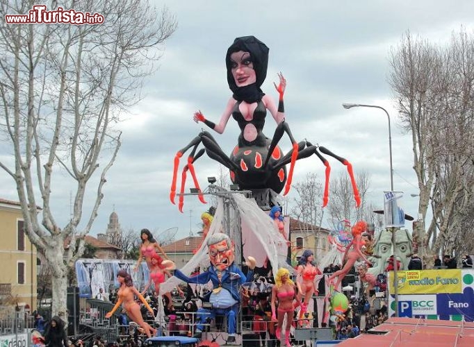 Immagine Carro allegorico al Carnevale di Fano - © www.carnevaledifano.com