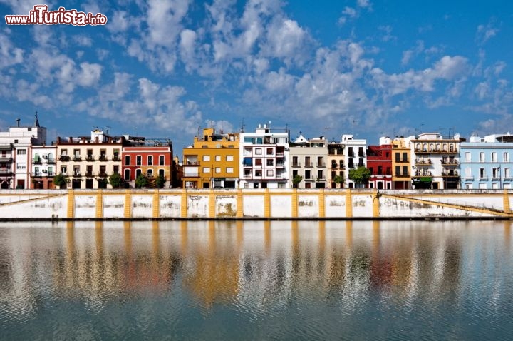 Immagine Le case colorate del quartiere Triana di Siviglia - © Noradoa / Shutterstock.com