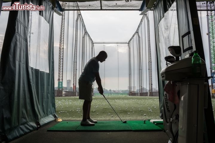 Immagine Chelsea Piers Golf a New York, Stati Uniti. La grande struttura indoor per gli appassionati di golf  a New York City - © stockelements / Shutterstock.com