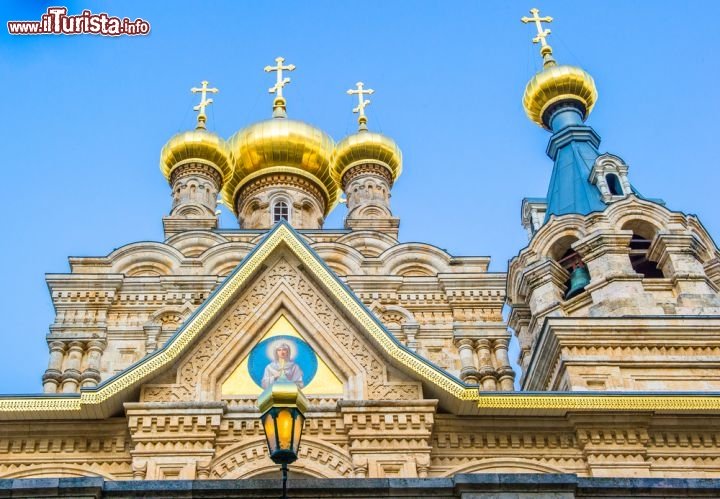 Immagine La chiesa di Maria Maddalena a Gerusalemme si trova sul Monte degli Ulivi, accanto all'Orto del Getsemani. La chiesa ortodossa russa  è dedicata alla seguace di Cristo che per prima lo vide risorto, a quanto racconta il Vangelo di Marco. Lo stile architettonico è quello tradizionale russo del Cinquecento, anche se venne edificata più tardi, a fine Ottocento, dallo zar Alessandro III. Caratteristiche le sette cupole dorate - © Anton_Ivanov / Shutterstock.com