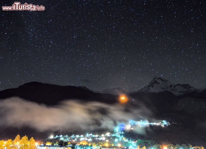 Immagine Cielo stellato nel Caucaso: ci troviamo in Georgia nei pressi del villaggio di Kazbegi.