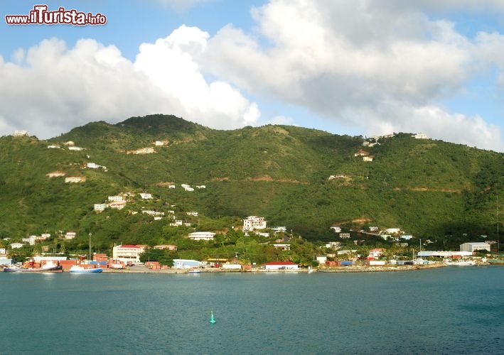 Immagine La costa antistante Road Town, capitale delle caraibiche Isole Vergini Britanniche - © Ramunas Bruzas / Shutterstock.com