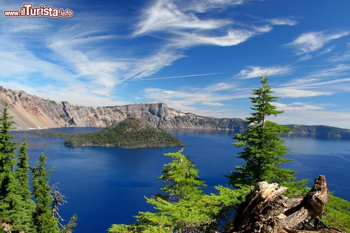 Immagine Crater Lake National Park Oregon: si tratta di una grande caldera vulcanica occupata da uno dei laghi più belli di tutti gli USA - © Candice McCain / Shutterstock.com