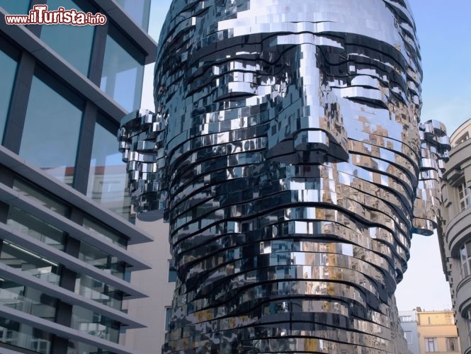 Immagine David Cerny è un artista molto apprezato a Praga: qui una sua scultura mobile in piazza Male Namesti - © btwcapture / Shutterstock.com