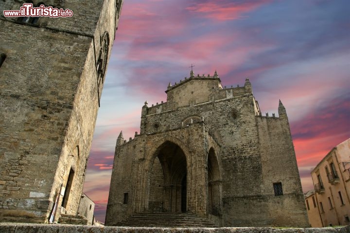 Immagine Erice, Trapani, Sicilia: il Duomo dell'Assunta al tramonto. L'esterno della chiesa, di gusto gotico, si presenta ancora com'era in origine, nel Trecento, mentre l'interno è stato fortemente modificato da un restauro a metà Ottocento - © VLADJ55 / Shutterstock.com