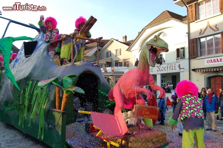 Immagine Solothurn Fasnacht Honolulu: nella città di Soletta nel nord della Svizzera il famoso carnevale hawaiano della Svizzera - ©  Userhelp.ch CC BY-SA 3.0 en Wikimedia Commons .