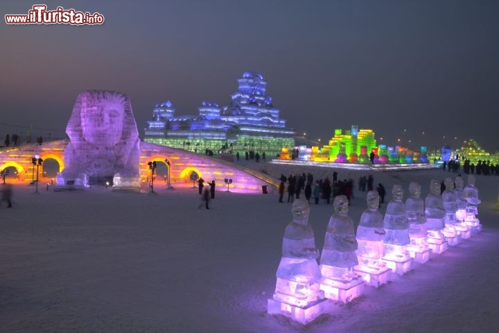 Immagine Festival del Ghiaccio e delle Sculture di Neve ad Harbin in Cina. Ogni edizione presenta un tema diverso, in questo caso nel 2010 è stato rappresentato quello dell'Antico Egitto - © Lukas Hlavac / Shutterstock.com