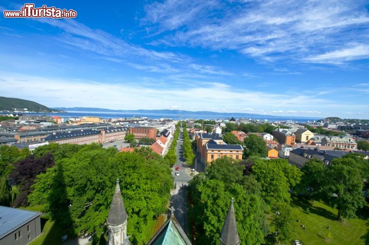 Immagine Fotografia del panorama di Trondheim visto dal campanile alto 98 metri del Nidarosdomen, la Cattedrale di Trondeim in Norvegia - © Alexey Kovalev/ Shutterstock.com