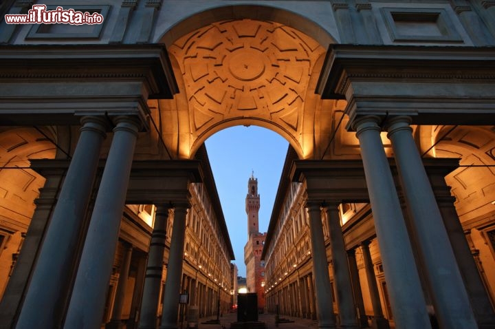 Immagine Galleria degli Uffizi a Firenze. Siamo di fronte ad uno dei musei più antichi e prestigiosi del mondo, che deve la sua ricchezza alle originarie collezioni d'arte della famiglia Medici, i Signori di Firenze per 3 secoli, dall'inizio del  '400 all'inizio del 700. Oltre 1 milione e mezzo di visitatori scelgono di visitare questo fondamentale luogo dell'arte italiana e mondiale. Nella foto vediamo il Loggiato degli Uffizi al tramonto, visto dalla zona più adiacente al fiume Arno. Nella museo si trovano capolavori di valore inestimabile come la Venere ed altre opere del Botticelli, ma anche Michelangelo, Raffaello Caravaggio e tanti altri maestri Europei - © alech / Shutterstock.com