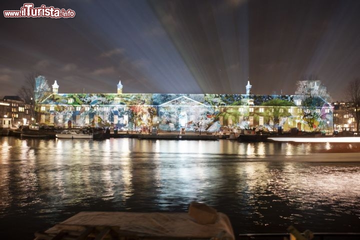 Immagine Hermitage e i giochi di luce dell'Amsterdam Light Festival - Data l'ammirazione di Pietro il Grande per l'Amsterdam del Secolo d'Oro, questa filiale dell'Hermitage di San Pietroburgo ha perfettamente senso. Occupa il vasto Amstelhof, un ospizio del XVII° secolo. In questa immagine le luci dell'Amsterdam Light Festival si riflettono sulla facciata dell'Hermitage © Janus van den Eijnden / www.amsterdamlightfestival.com/