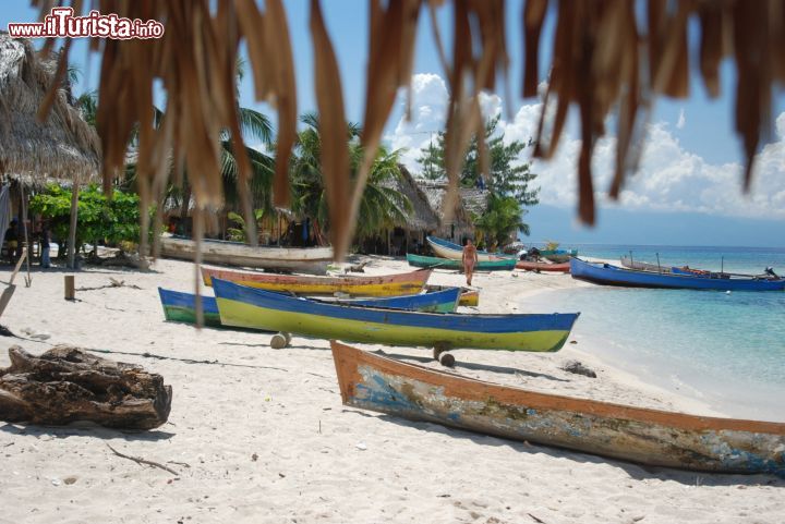 Immagine Cayos Cochinos a Roatan, Honduras - Due isole e una decina di isolotti corallini a circa 30 km a nord est di La Ceiba costituiscono le Cayos Cochinos, gruppo insulare della costa settentrionale dell'Honduras. Riserva marina protetta, nel 2003 sono diventate Monumento Natural Marino tutelato dalla Honduran Coral Reel Foundation, società no profit honduregna  © Daniele Sironi