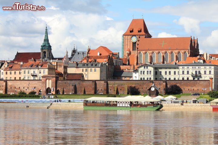 Immagine Il fiume Vistola a Turonia (Torun) in Polonia. Il più importante fiume polacco divide le regioni della Pomerania e di Kuyavia - © Tupungato / Shutterstock.com