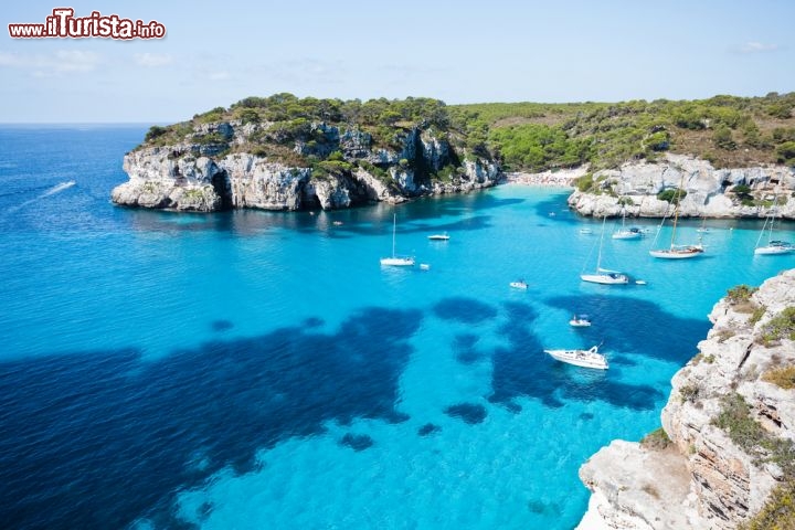 Immagine Cala Macarella, lungo la costa sud di Minorca (Baleari, Spagna), sorge nell'Àrea Naturale d'Especial Interès de la costa sur de Ciutadella, a una quindicina di chilometri da Ciutadella. Abbracciata da scogliere e lambita da acque cristalline, è molto amata dai turisti ma non eccessivamente affollata - © tagstiles.com - S.Gruene / Shutterstock.com