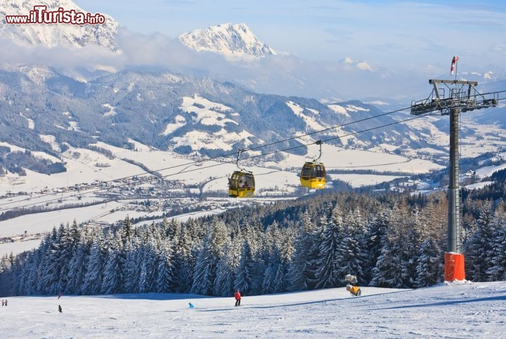 Immagine Impianti e pista sci a Schladming, in Stiria. E' una delle località classiche del circo bianco di Coppa del Mondo di Sci, quando fa tappa in Austria - © nikolpetr / Shutterstock.com