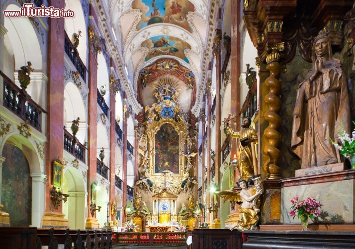 Immagine Interno della Basilica di San Giacomo a Praga. Sul soffitto di questa chiesa pende un'attrazione un pò horror: un braccio umano mummificato, che la tradizione vuole essere quello di un ladro che venne afferrato dalla statua della Madonna - © Dominik Michalek / Shutterstock.com