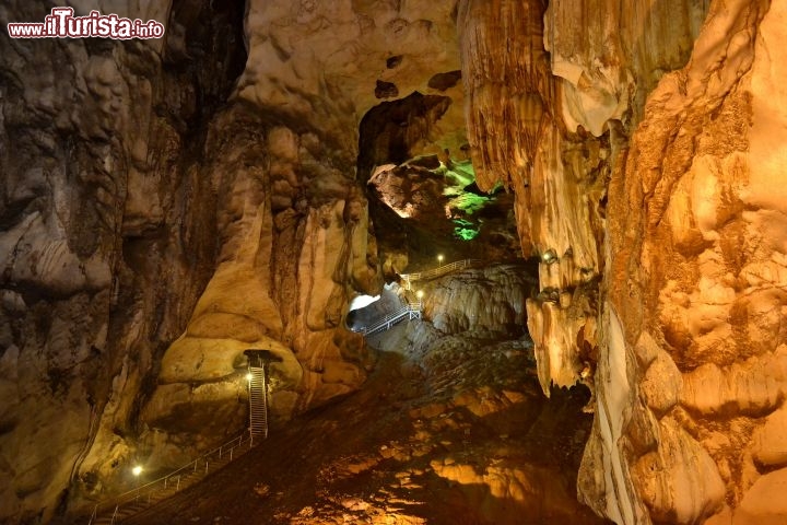 Immagine La discesa dentro la grotta a Gua Tempurung: la scala che si snoda nell'enorme grotta dà il senso delle proporzioni di questa incredibile fomazione carsica dello Stato del Perak, nella Malesia peninsulare.