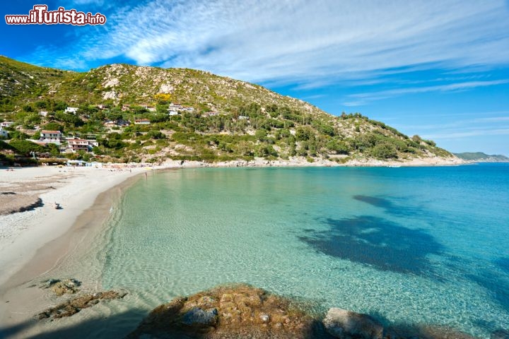 Immagine La spiaggia di Fetovaia, nella parte sud-occidentale dell'Isola d'Elba, è tra le spiagge più belle dell'Arcipelago Toscano, con sabbia granitica a grana grossa, abbracciata dalle colline e lambita da un'acqua trasparentissima. La si raggiunge mediante la strada che va a Campo dell'Elba: superata Punta alle Tombe, la spiaggia di Fetovaia se ne sta nascosta dietro l'omonimo promontorio di roccia - © Luciano Mortula / Shutterstock.com