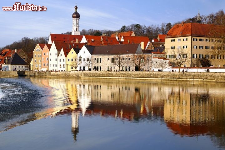 Immagine Landsberg am Lech, grazioso villaggio della Baviera, Germania. Il nucleo cittadino sorgeva sulla riva destra del fiume dove si può riconoscere il centro storico.