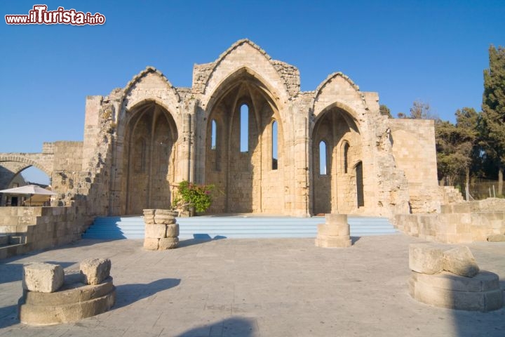 Immagine Rovine di un'antica basilica nella città vecchia di Rodi, Grecia - La città medievale di Rodi si trova all'interno di una cinta muraria lunga all'incirca 4 chilometri. Fra le antiche costruzioni, o ciò che ne resta, da visitare vi sono anche le rovine di un luogo dedicato al culto religioso © Birute Vijeikien / Shutterstock.com
