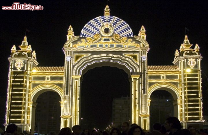Immagine Le luminarie della Feria de Abril (nota anche con il nome di Feria de Sevilla), nel centro della città di Siviglia, il capoluogo dell'Andalusia (Spagna). 