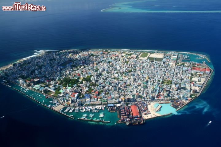 Immagine Malé, la capitale delle Maldive, vista da un idrovolante. L'isola che ospita la città misura 5 km quadrati - © Mohamed Shareef / Shutterstock.com