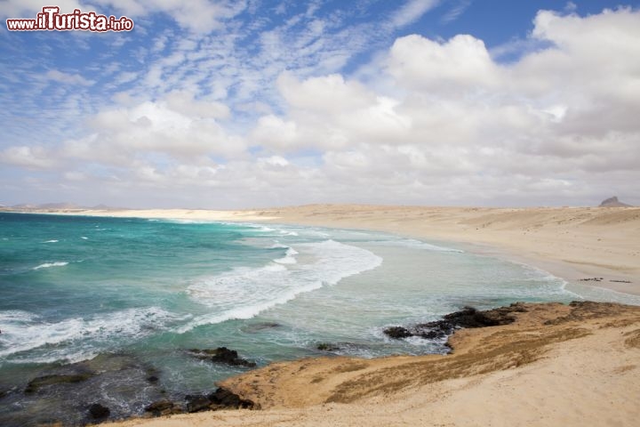 Immagine Il mare di Boa Vista, una delle isole di Barlovento a Capo Verde. Proprio per la presenza dei venti alisei, l'isola è adatta agli appassionati di windsurf e kitesurf - © Sabino Parente / Shutterstock.com