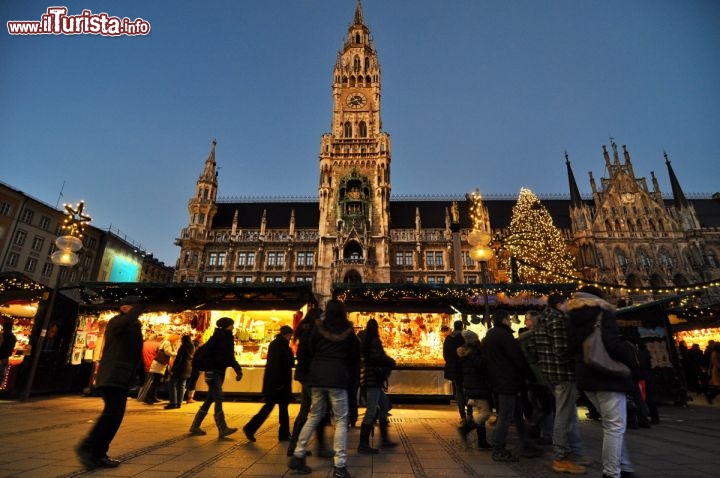 Immagine Mercatini di Natale a Monaco di Baviera: ci troviamo sulla Marienplatz, sullo sfondo l'inconfondinile Municipio Nuovo (Neu Rathaus) con la torre Glockspiel