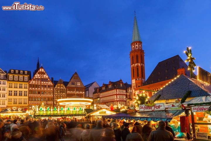 Immagine I mercatini di Natale di Francoforte sono un appuntamento magico: per l'occasione il centro finanziario della Germania si trasforma in un paesino di bambole, con luci calde nell'aria pungente e profumi dolci che fanno tornare bambini - © S.Borisov / Shutterstock.com