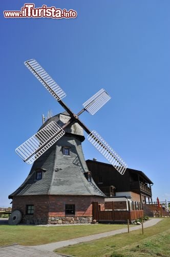 Immagine Mulino a vento di Brunshaupt vicino a Kuehlungsborn Germania - © clearlens / Shutterstock.com