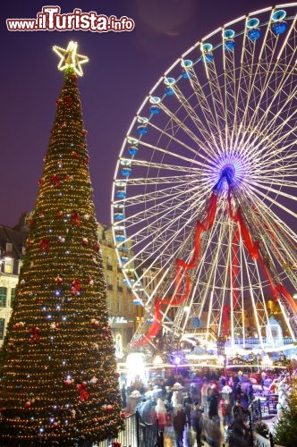 Immagine Natale a Lilla, albero in piazza e ruota panoramica, Francia. Se volete ammirare la città addobbata a festa nel periodo dell'avvento non perdetevi un giro sulla ruota panoramica: potrete ammirare Lille da 50 metri di altezza - OT Lille / © Laurent Ghesquière