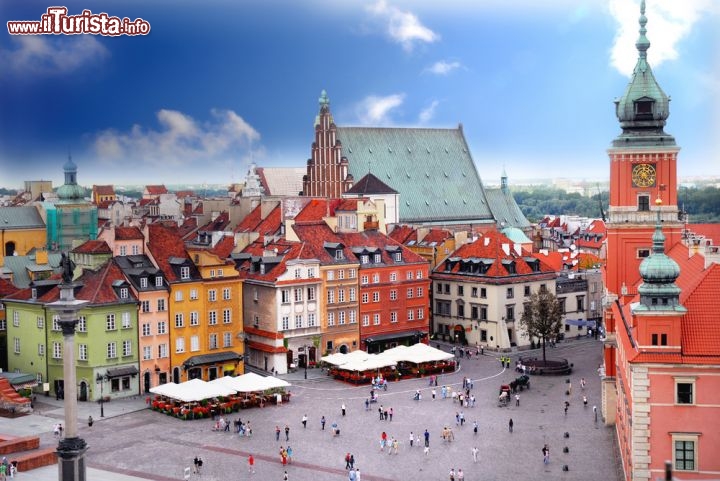 Immagine Il Panorama del centro di Varsavia: qui si trova la piazza del Castello (Plac Zamkowy) che ospita la famosa Colonna di Sigismondo - © Monika Gniot / Shutterstock.com