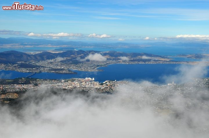 Immagine Il panorama della costa intorno ad Hobart, come si può ammirare dal Monte Wellington in Tasmania - © A Periam Photography / Shutterstock.com