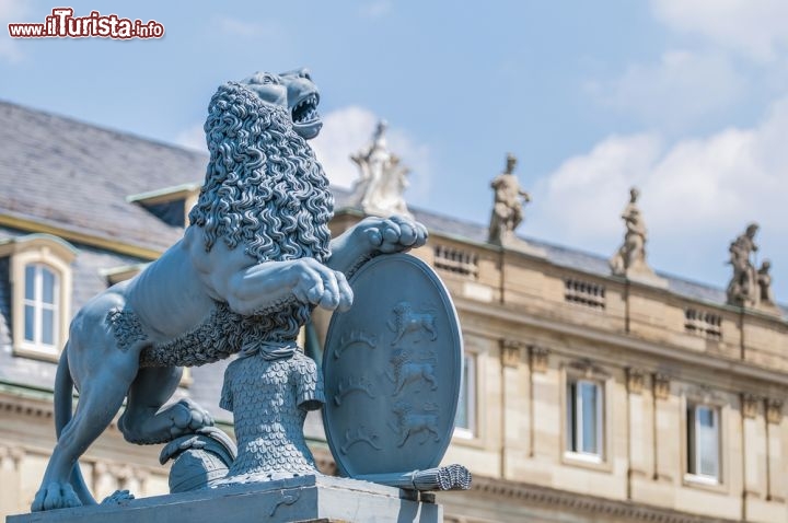 Immagine Un dettaglio del castello Neue Schloss di Stoccarda, nel land del Baden-Wurttemberg, in Germania. Il castello occupa il lato meridionale della Schlossplatz, la piazza più importante della città, dove fu costruito a partire dal 1746 per volere del Duca Carlo Eugenio. Benché rappresenti l'ultima residenza in stile barocco della Germania ha un'architettura piuttosto sobria, impreziosita da diverse sculture - © Anibal Trejo / Shutterstock.com
