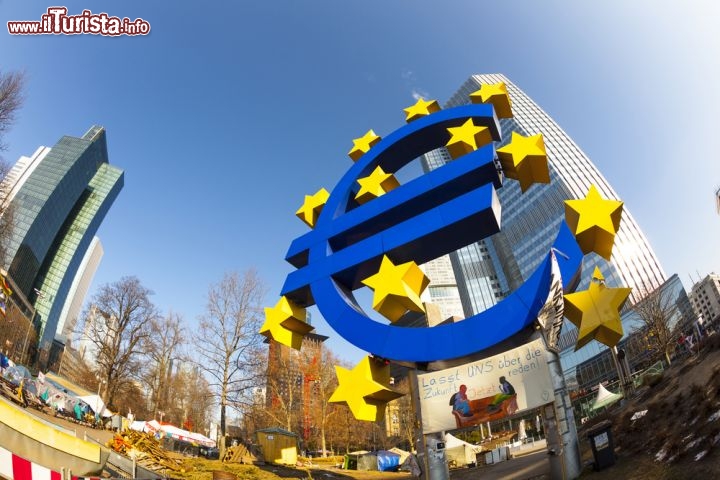 Immagine A Francoforte sul Meno, Germania, la sede della BCE è l'Eurotorre in Kaiserstraße, anche se per il 2014 è prevista l'inaugurazione di una nuova sede nel quartiere dell'Ostend - © Jorg Hackemann / Shutterstock.com