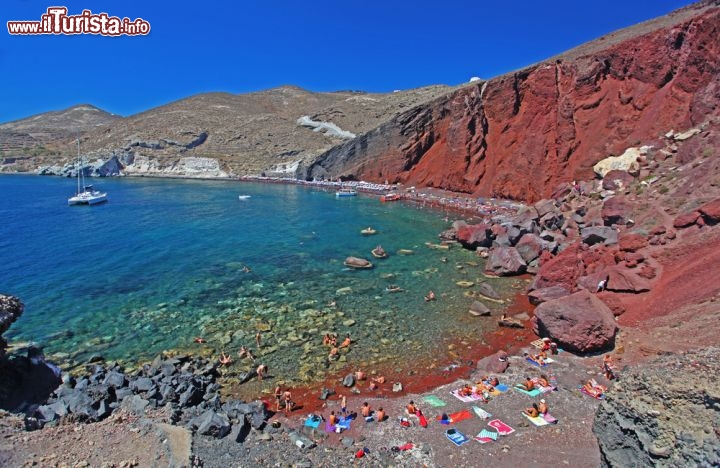 Immagine Red Beach, la rossa spiaggia vulcanica  di Santorini (Thira) in Grecia, arcipelago delle Cicladi meridionali - © Dan Breckwoldt / Shutterstock.com