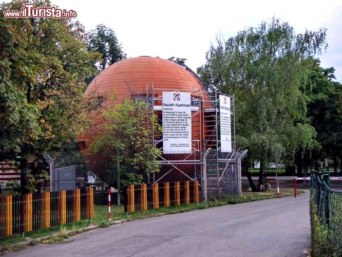 Immagine La Repubblica di Kugelmugel, lo "stato indipendente" dentro al Prater di Vienna - © Priwo - CC BY-SA 3.0 - Wikimedia Commons.