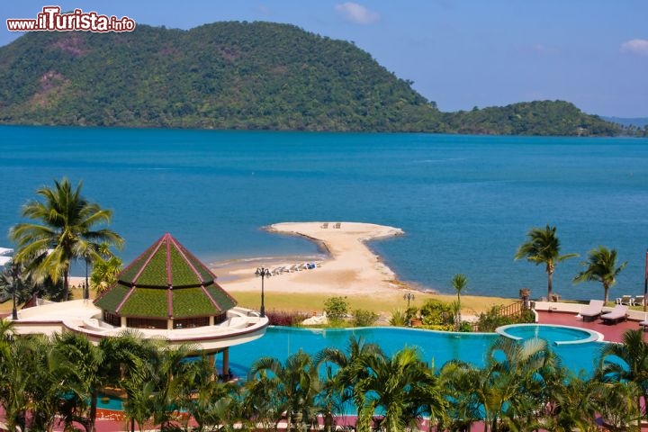 Immagine Resort turistico a Koh Si Chang, la famosa isola della Thailandia - © OlegD / Shutterstock.com