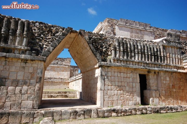 Immagine Le rovine Maya di Uxmal in Messico. Questa porta d'ingresso è vista dalla zona del gioco della Palla - © Libor Píška / Shutterstock.com