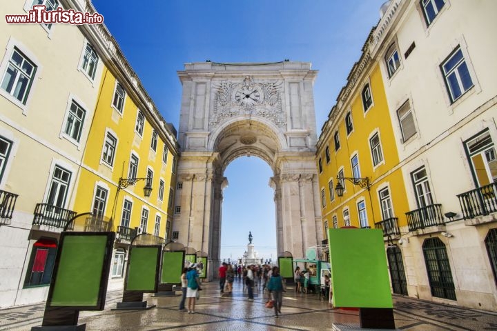 Immagine L'Arco da Rua Augusta nel centro di Lisbona, divide la Praça do Comércio dalla Rua Augusta - foto © Mauro Rodrigues / shutterstock.com