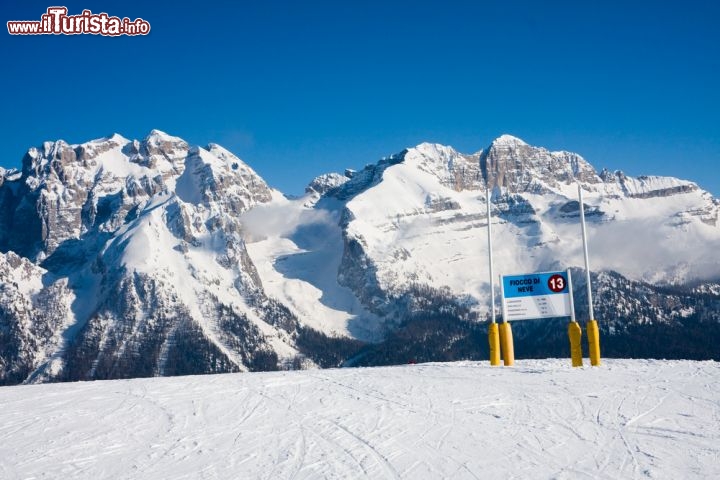 Immagine Sciare a Madonna di Campiglio: panorama dalle piste di Pradalago verso le Dolomiti di Brenta - © nikolpetr / Shutterstock.com