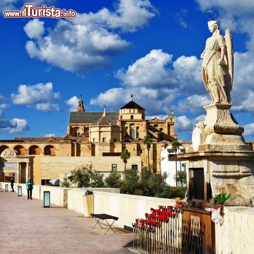 Immagine Scorcio del centro di Cordova (Cordoba) la bella città dell'Andalusia, che sorge sulla riva destra del fiume Guadalquivir in Spagna (Andalusia) - © leoks / Shutterstock.com