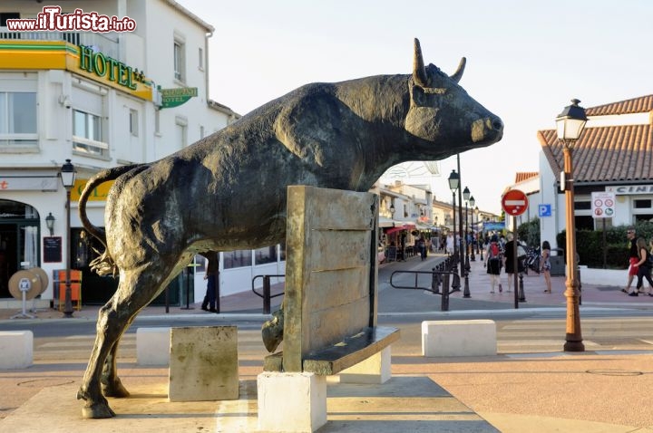Immagine Scultura di un toro a Saintes Maries de la Mer, siamo nella zona della Camargue in Francia - © Gilles Paire / Shutterstock.com