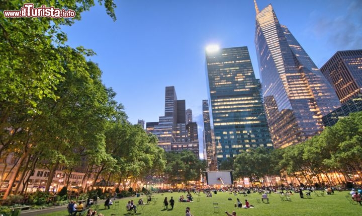 Immagine Sera al Bryant Park di New York, Stati Uniti. Grazie alla posizione centrale in cui si trova, questo parco è un importante punto di riferimento per la città oltre a essere molto popolare fra i residenti e i turisti 152453669